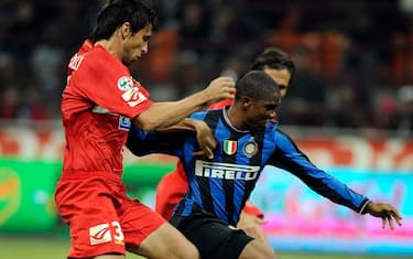 20091024 - MILANO - SPO - CALCIO: SERIE A; INTER-CATANIA. L'attaccante camerunese dell'Inter Samuel Eto'o (D) e il difensore del Catania Nicolas Federico Spolli lottano per il controllo della palla questa sera 24 ottobre 2009 allo stadio Meazza di Milano.
ANSA/DANIEL DAL ZENNARO/DRN