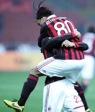 20091205 - MILANO - SPO - CALCIO: SERIE A MILAN SAMPDORIA. L'abbraccio del giocatore del Milan Ronaldinho al compagno di squadra  Marco Boriello autore dell'uno a zero  contro la Sampdoria, oggi 5 dicermbre 2009 allo stadio di S Siro per l'anticipo della 15° giornata del campionato di Serie A.                   MATTEO BAZZI / ANSA / li