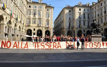 set_ot_09sport_calcio_italiano_striscioni_torino_tessera_tifoso_ansa