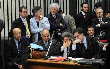  CALCIOPOLI: MOGGI IN TRIBUNALE, OGGI FACCIO PARLARE AVVOCATI
L'ex direttore generale della Juventus, Luciano Moggi, principale imputato nel processo Calciopoli, oggi 13 aprile 2010, nel Palazzo di Giustizia di Napoli. 
ANSA/  CIRO FUSCO/ DBA  