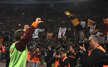 totti_pollice_versus_tifosi_derby