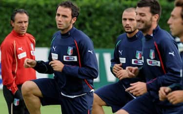 Il tecnico della nazionale Cesare Prandelli (s) e Giampaolo Pazzini (c) durante l'allenamento 
 di oggi 30 agosto 2010 al centro tecnico di Coverciano ANSA CARLO FERRARO