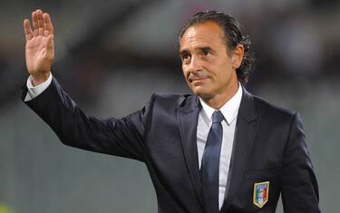 epa02321862 Italian coach Cesare Prandelli greets the crowd during the UEFA EURO 2012 qualifying match between Italy and Faroe Islands at Artemio Franchi stadium in Florence, Italy, 07 September 2010.  EPA/Maurizio degl Innocenti