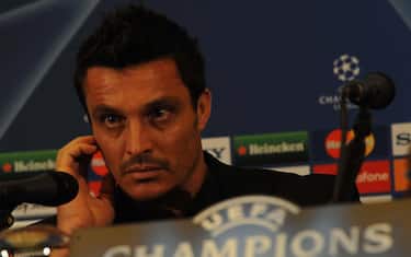 Il calciatore del Milan Massimo Oddo in una foto di archivio. 
L'Assocalciatori ha proclamato una giornata di sciopero per protestare contro la posizione della  Lega di A sul rinnovo del contratto collettivo. Lo sciopero e' stato proclamato il turno del 25-26 settembre, giorno in cui e' prevista la quinta giornata del campionato di serie A.
''Lo sciopero e' contro il mancato rinnovo del contratto
collettivo ma anche contro lo status di oggetto con cui noi
calciatori siamo trattati'', ha  detto il portavoce dei calciatori di serie A Massimo Oddo.


CARLO FERRARO / ANSA / 
