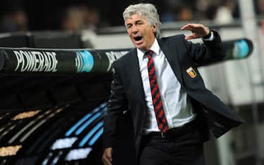 MILAN, ITALY - SEPTEMBER 26: Gian Piero Gasperini coach of Genoa gestures during the Serie A match between AC Milan and Genoa CFC at Stadio Giuseppe Meazza on September 26, 2010 in Milan, Italy.  (Photo by Tullio M. Puglia/Getty Images) *** Local Caption *** Gian Piero Gasperini
