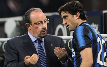 L'allenatore dell'Inter Rafa Benitez (s) parla con l'attaccante argentino Diego Milito prima delll'entrata in campo questa sera al Meazza di Milano, domenica 3 ottobre 2010. ANSA/DANIEL DAL ZENNARO