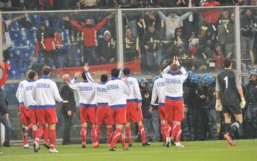 I giocatori serbi vanno sotto gli spalti dove ci sono i tifosi della squadra prima delle Qualificazioni campionato europeo 2012. Italia-Serbia. disordini tifosi serbi.
-ANSA/LUCA ZENNARO -