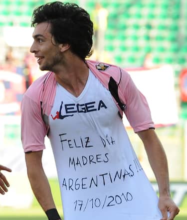 PALERMO, ITALY - OCTOBER 17:  Javier Pastore of Palermo celebrates the opening goal during the Serie A match between US Citta di Palermo and Bologna FC at Stadio Renzo Barbera on October 17, 2010 in Palermo, Italy.  (Photo by Tullio M. Puglia/Getty Images) *** Local Caption *** Javier Pastore