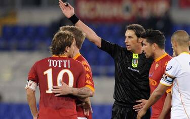 Il capitano della Roma, Francesco Totti, viene espulso dall'arbitro Andrea Gervasoni durante la partita del campionato di Serie A contro il Lecce allo stadio Olimpico di Roma, in una immagine del 30 ottobre 2010. Il giudice sportivo di seria A ha squalificato oggi, 2 novembre 2010, per una giornata Francesco Totti, espulso durante la partita Roma-Lecce. Al capitano della Roma è stata inflitta anche un'ammenda di 20 mila euro. Totti quindi salterà il derby con la Lazio
ANSA/MAURIZIO BRAMBATTI 