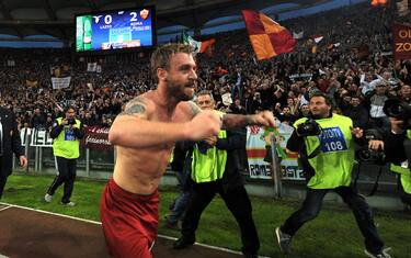 L'esultanza dei giocatori della Roma con Daniel De Rossi sotto la curva Sud al termine della partita del campionato di serie A, vinta dalla Roma 2-0, oggi 7 novembre 2010 allo stadio Olimpico di Roma  ANSA/CLAUDIO ONORATI

