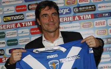 Il nuovo allenatore del Brescia, Mario Beretta, posa per una foto durante la presentazione stamani 07 dicembre 2010 a Coccaglio (Brescia).
ANSA/VENEZIA-MORGANO