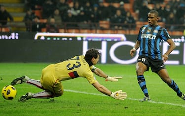 L'attaccante camerunese dell'Inter Samuel Eto'o segna il gol dell 1 a 0 neroazzurro questa sera al Meazza di Milano nella partita di ottavi di Coppa Italia contro il Genoa, 12 gennaio 2011. ANSA/ DANIEL DAL ZENNARO