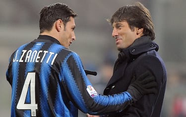 L'allenatore brasiliano dell'Inter Leonardo e il difensore argentino Javier Zanetti discutono dopo il terzo gol neroazzurro questa sera a Meazza di Milano nella partita di ottavi di Coppa Italia,  12 gennaio 2011. ANSA/DANIEL DAL ZENNARO