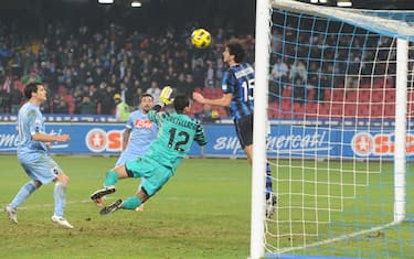 Il portiere dell'Inter Luca Castellazzi (centro) e' battuto dal colpo di testa di Marek Hamsik del Napoli (fuori quadro) ma Andrea Ranocchia (destra) salva di testa sulla linea, oggi 26 gennaio 2011, allo stadio San Paolo di Napoli. ANSA / CIRO FUSCO