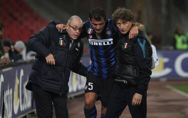 L'interista Dejan Stankovic, infortunato, viene condotto fuori campo,questa sera, 26 Gennaio 2011, allo Stadio San Paolo di Napoli ANSA/CESARE ABBATE