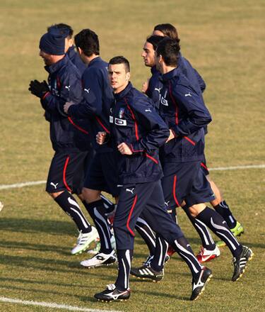 FLORENCE, ITALY - FEBRUARY 07:  Thiago Motta (C) of Italy in action during a training session ahead of a international match against Germany at Coverciano on February 7, 2011 in Florence, Italy.  (Photo by Paolo Bruno/Getty Images) *** Local Caption *** Thiago Motta