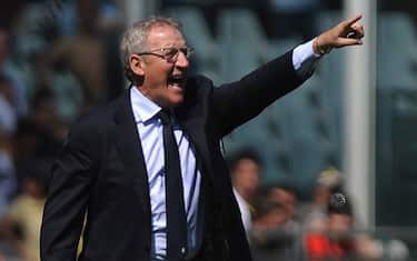TURIN, ITALY - APRIL 10:  Juventus FC head coach Luigi Del Neri shouts to his players during the Serie A match between Juventus FC and Genoa CFC at Olimpico Stadium on April 10, 2011 in Turin, Italy.  (Photo by Valerio Pennicino/Getty Images) *** Local Caption *** Luigi Del Neri