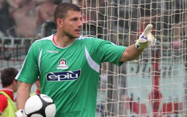 Il portiere Marco Paoloni in una foto dell'ottobre 2010 con la maglia della Cremonese, dove ha giocato fino alla fine del 2010 prima di trasferirsi al Benevento nella sessione invernale di mercato. Paoloni e' stato arrestato oggi, 1° giugno 2011, a Benevento nell'ambito dell'inchiesta della procura di Cremona sul calcio scommesse. Attualmente Paoloni e' il portiere titolare del Benevento che sta disputando i play off per l'accesso in serie B. ANSA/ RAFFAELE RASTELLI