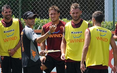 Luis Enrique (secondo da sinistra) , nuovo tecnico della Roma, con Francesco Totti, Daniele De Rossi, Marco Borriello, Mirko Vucinic e Simone Perrotta,  presso il centro sportivo  Fulvio Bernardini di Trigoria, 13 Luglio 2011, Roma. ANSA / Antonietta Baldassarre