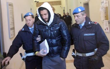 Il giocatore del Piacenza Carlo Gervasoni, arrestato nell'ambito dell'inchiesta sul calcioscommesse, in Procura a Cremona per essere interrogato dal pm Roberto di Martino, il 27 dicembre 2011. ANSA/ RAFFAELE RASTELLI