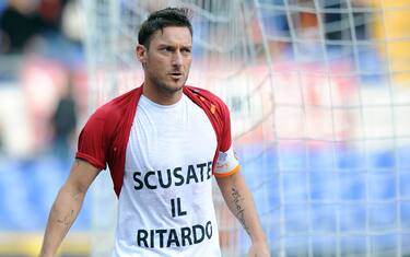 AS Roma's Francesco Totti  celebrates after scoring the 1-0 during the Serie A soccer match between AS Roma and AC Chievo at the Olympic stadium in Rome, Italy, 08 January 2012.  ANSA/ETTORE FERRARI