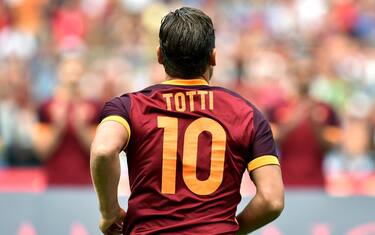 Roma's forward Francesco Totti  enters the pitch on August 14, 2015 before the friendly football match between Roma and Sevilla at Olympic stadium in Rome. AFP PHOTO / ALBERTO PIZZOLI        (Photo credit should read ALBERTO PIZZOLI/AFP/Getty Images)