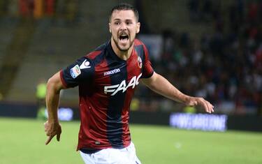 BOLOGNA, ITALY - AUGUST 21:  Mattia Destro # 10 of Bologna FC celebrates after scoring a goal  during the Serie A match between Bologna FC and FC Crotone at Stadio Renato Dall'Ara on August 21, 2016 in Bologna, Italy.  (Photo by Mario Carlini / Iguana Press/Getty Images)