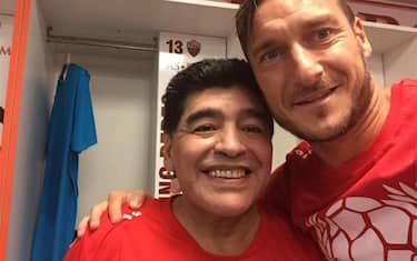1_selfie_maradona_totti_2_facebook