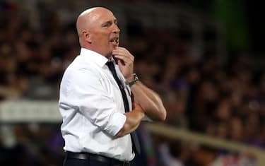 FLORENCE, ITALY - AUGUST 28: Rolando Maran manager of AC Chievo Verona shouts instructions to his players during the Serie A match between ACF Fiorentina and AC ChievoVerona at Stadio Artemio Franchi on August 28, 2016 in Florence, Italy.  (Photo by Gabriele Maltinti/Getty Images)