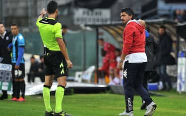 Foto LaPresse - Jennifer Lorenzini
05/11/2016 Pisa ( Italia)
Sport Calcio
Pisa - Perugia
Campionato di calcio Serie B ConTe.it 2016/2017 - Stadio "Arena Garibaldi"
Nella foto: l'arbitro Francesco Paolo Saia espelle l'allenatore Gennaro Gattuso 

Photo LaPresse - Jennifer Lorenzini
11 November 2016 Pisa ( Italy)
Sport Soccer
Pisa - Perugia
Italian Football Championship League B ConTe.it 2016/2017 - "Arena Garibaldi" Stadium 
In the pic: referee Francesco Paolo Saia and coach Gennaro Gattuso 