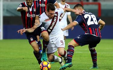 Crotone's Capezzi Leonardo (R) and Torino's Belotti Andrea (L) in action during the Italian Serie A soccer match FC Crotone vs Fc Torino at Ezio Scida stadium in Crotone, Italy, 20 November 2016.  ANSA/ALBANO ANGILLETTA