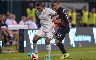 Roma defender Juan Jesus (3) vies for the ball during their friendly soccer match against Liverpool at Busch Stadium in St. Louis, Missouri on August 1, 2016. / AFP / Michael B. Thomas        (Photo credit should read MICHAEL B. THOMAS/AFP/Getty Images)