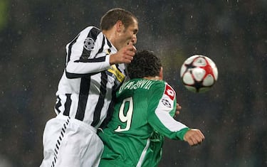 20091021 - TORINO - SPO - CALCIO: CHAMPIONS LEAGUE; JUVENTUS-MACCABI HAIFA. Il giocatore della Juventus Giorgio Chiellini (S) contrastato dal giocatore del Maccabi Haifa Vladimer Dvalishvili durante la partita della fase a gironi della Uefa Champions League questa sera 21 ottobre 2009 allo stadio Olimpico di Torino.
ANSA/MARCO GIGLIO/DRN