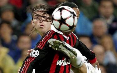 epa01905703 Real Madrid defender Sergio Ramos (back) fights for the ball with AC Milan Brazilian midfielder Ronaldinho (front) during the Champions League match between Real Madrid and AC Milan at the Santiago Bernabeu stadium in Madrid, Spain, on 21 October 2009.  EPA/JUANJO MARTIN