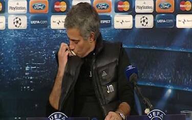 mourinho_bacio_maglia_inter