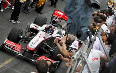 epa02096189 British Formula One driver Jenson Button of McLaren Mercedes is greeted by mechanics after winning the Australian Formula 1 Grand Prix at the Albert Park circuit in Melbourne, Australia, 28 March 2010. British Formula One driver Jenson Button of McLaren Mercedes finished first, followed by Polish Formula One driver Robert Kubica of Renault F1 Team in second place and Brazilian Formula One driver Felipe Massa of Scuderia Ferrari in third.  EPA/DIEGO AZUBEL