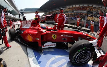 fernando_alonso_ferrari_box_gp_cina