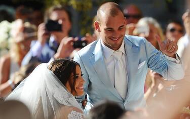 Il centrocampista olandese dell'Inter Wesley Sneijder e la moglie Yolanthe Cabau Van Kaspergem al termine della cerimonia di matrimonio nella chiesa dei Santi Giusto e Clemente, a Castelnuovo Berardenga (Siena).
ANSA / MAURIZIO DEGL'INNOCENTI / PAL