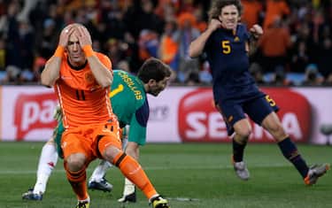 Netherlands' Arjen Robben, left, reacts after failing to score a goal past Spain goalkeeper Iker Casillas, back left, during the World Cup final soccer match between the Netherlands and Spain at Soccer City in Johannesburg, South Africa,  Sunday, July 11, 2010.  (AP Photo/Ivan Sekretarev)