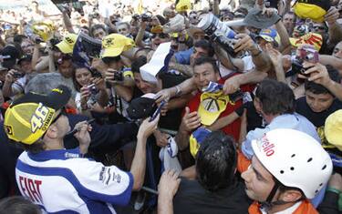 valentino_rossi_mugello_tifosi_lp