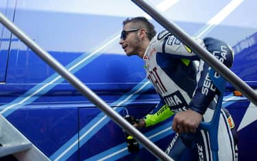 valentino_rossi_stampelle_ap