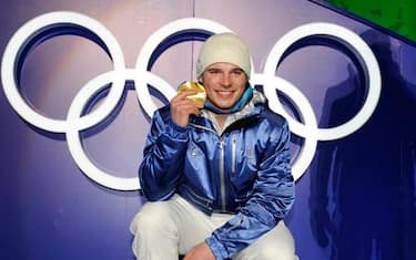 Italy's Giuliano Razzoli celebrates after receiving the gold medal in the men's slalom during the medal ceremony of the Vancouver 2010 Olympics in Whistler, British Columbia, Saturday, Feb. 27, 2010.(AP Photo/Jens Meyer)