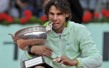 sport_roland_garros_2010_nadal_trofeo_morso_ansa