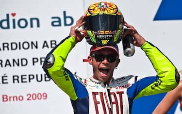 rossi_solleva_casco_podio_ap