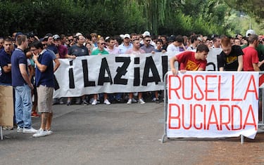 sport_calcio_italiano_tifosi_roma_trigoria_protesta