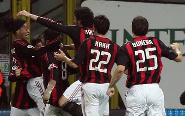 20081029 - MILANO - SPO - CALCIO: SERIE A; MILAN-NAPOLI. L'attaccante brasiliano del Milan, Ronaldinho (S), esulta con i compagni di squadra per l'autorete del giocatore del Napoli German Denis, scaturita da un suo calcio di punizione, questa sera allo stadio Meazza di Milano.
ANSA/MATTEO BAZZI/DRN 