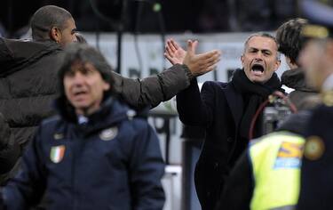 20081122 - MILANO - SPO - CALCIO: SERIE A; INTER-JUVENTUS. L'allenatore portoghese dell'Inter, José  Mourinho (D), esulta con l'attaccante brasiliano Adriano al termine della partita del campionato di Serie A contro la Juventus, questa sera allo stadio Meazza di Milano.
ANSA/DANIEL DAL ZENNARO/DRN 
