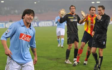 20081213 - NAPOLI - SPO - CALCIO: SERIE A; NAPOLI-LECCE. L'attaccante argentino del Napoli, Ezequiel Lavezzi (S), soddisfatto per il calcio di rigore concesso dall'arbitro dopo aver subito il fallo dal portiere del Lecce, Francesco Benussi, questa sera allo stadio San Paolo di Napoli.
ANSA/CIRO FUSCO/DRN 