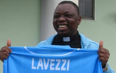 padre_felix_napoli_maglia_lavezzi_548x345