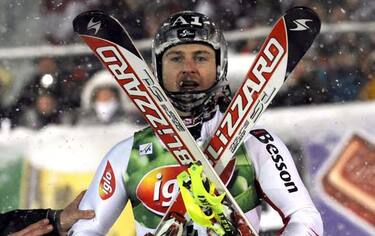 epa01615860 Austria's Reinfried Herbst celebrates after winning the men's night slalom race of the Alpine Skiing World Cup in Schladming, Austria, 27 January 2009.  EPA/ROLAND SCHLAGER